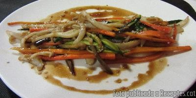 Tires de sípia amb juliana de verduretes a la salsa de soja